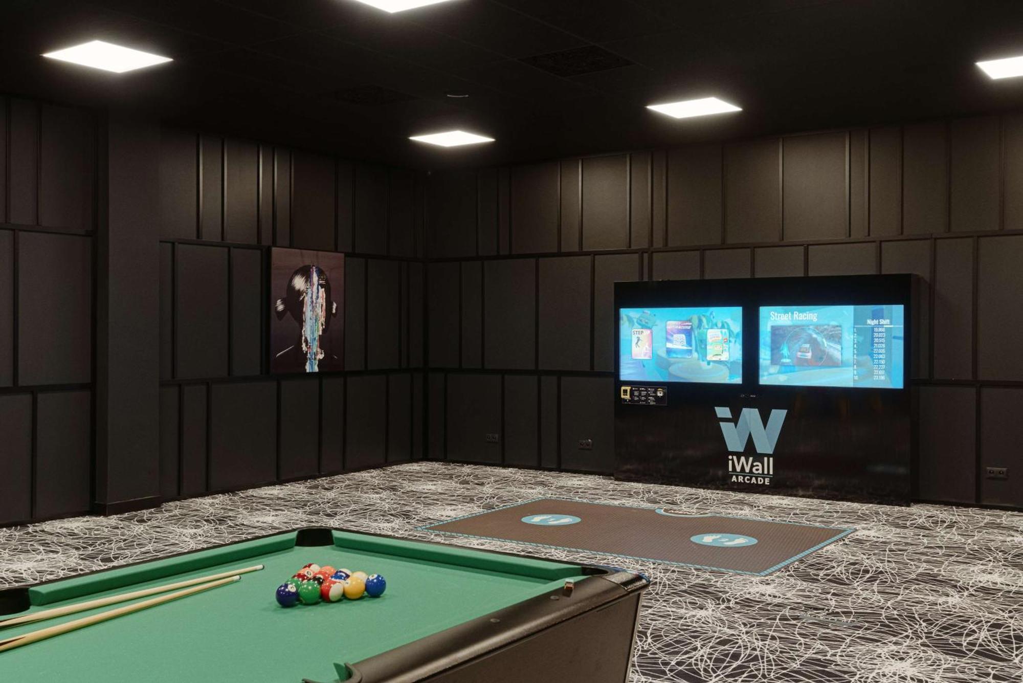 Radisson Blu Resort & Conference Center, Ostroda Mazury エクステリア 写真 A pool table with a wall mounted TV